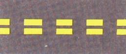 خط متقطع مزدوج باللون الأصفر لوسم مسلك للمواصلات العمومية