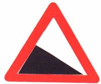 منحدر خطر (مع ذكر نسبة الانحدار أو بدونها)