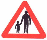 مشاة بالقرب من المكان