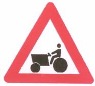 مركبة زراعية تقطع الطريق